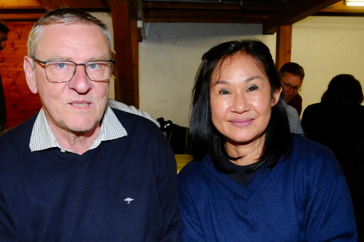 Man sieht Einwohner von Nänikon gemeinsam den längsten Tag feiern.